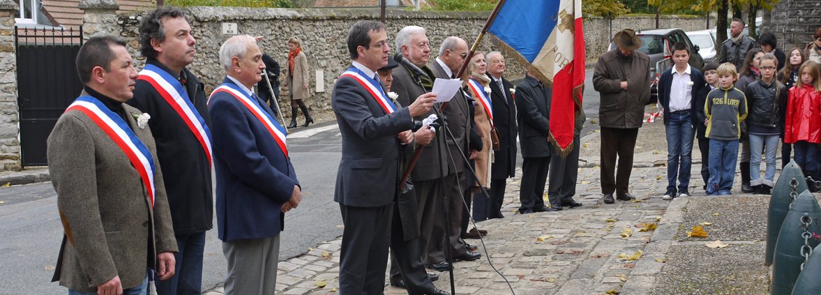 Les élus derrière le drapeau