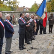 Les élus derrière le drapeau
