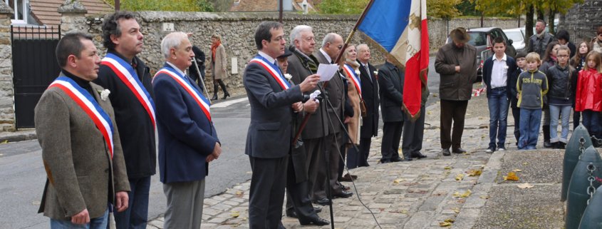 Les élus derrière le drapeau
